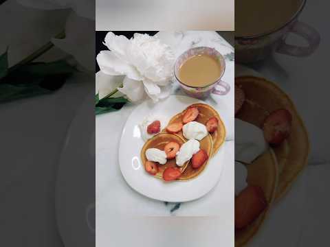 Нежные панкейки с клубникой и взбитыми сливками