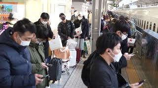JR新大阪駅新幹線ホーム　Uターンで混雑