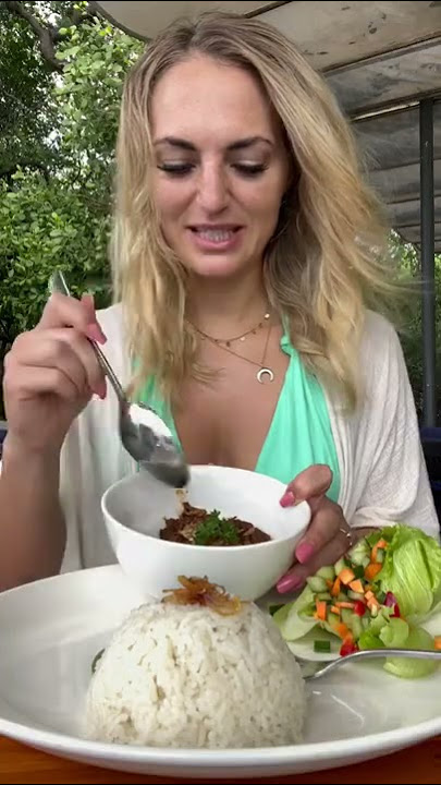 FIRST time trying beef rendang in Indonesia 🇮🇩 what shoul I try next? #foodie #indonesia #java