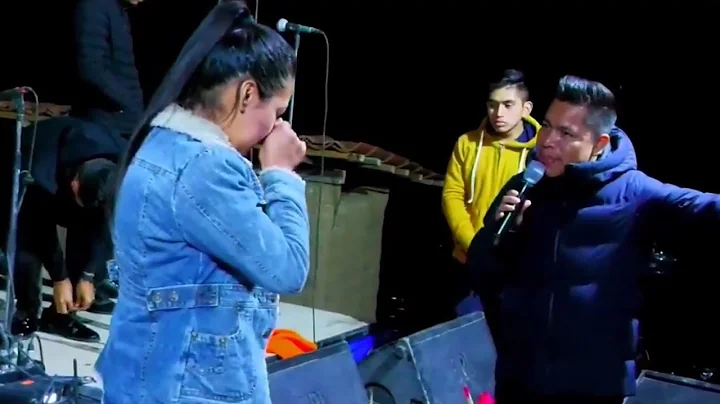 Jacobo Reynoso INVITANDO a Marisol Chach a cantarl...