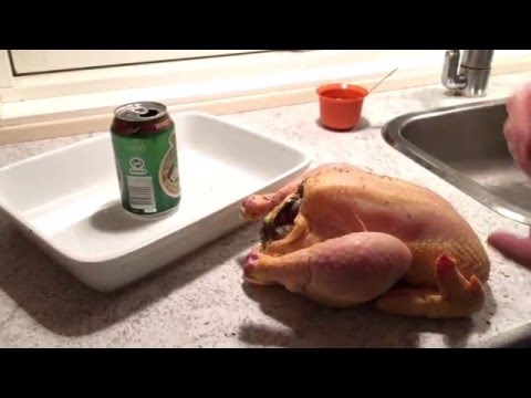 Video: Sådan Tilberedes Kylling På En Dåse