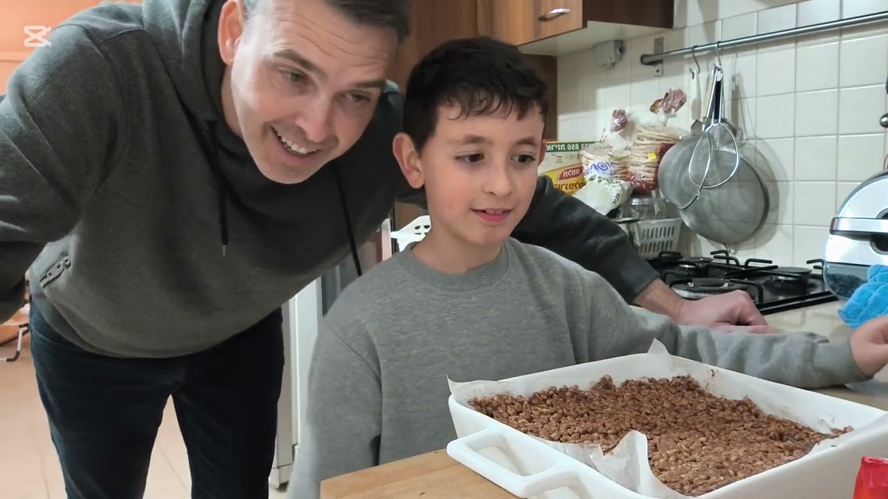 סהר מכין חיתוכיות שוקולד עם פצפוצי אורז והפתעות