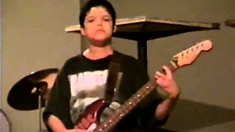 Jonas Cout cuspindo sangue com 12 anos - Orgasmatron na sequência :)