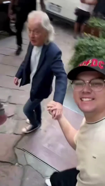AC/DC Fan meets Angus Young & Brian Johnson in front of band hotel in Italy 🇮🇹 #ACDC #angusyoung
