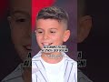 Alessandro porta sul palco i ritratti dei coach, ma li regala solo a chi si gira!👀