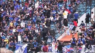 psis vs arema ricuh!!! detik-detik gesekan antar suporter panser biru vs aremania bentrok