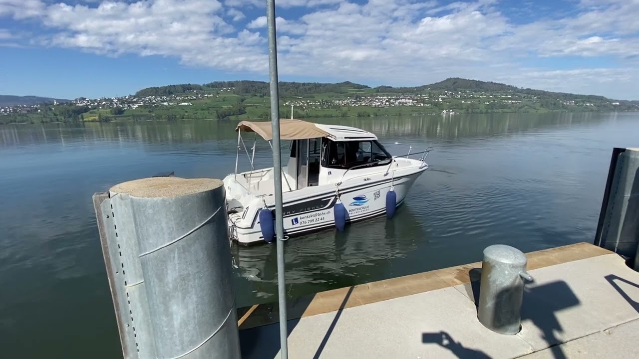 Motorbootmanöver Anlegen rückwärts Steuerbord am Steg 45 Grad