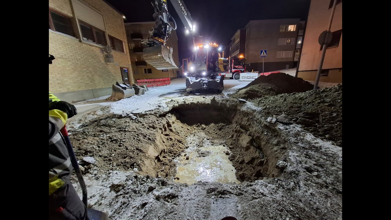 VESIJOHTO KESKUSTASSA HALKI! NYT MENI MYÖHÄÄN. VOLVO EW180E