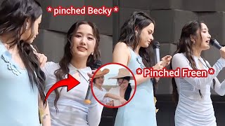 Download Lagu (FreenBeck) FREEN AND BECKY PLAYFUL PINCH ON STAGE! MP3 Download Lagu (FreenBeck) FREEN AND BECKY PLAYFUL PINCH ON STAGE! MP3