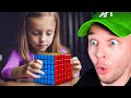 Cette Enfant a Terminé ce Rubik&#39;s Cube en 5 secondes...