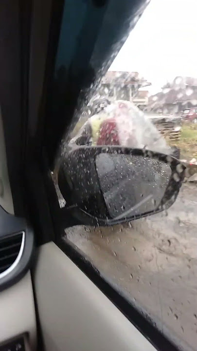 Story' wa nunggu cewe di mobil Avanza di saat hujan