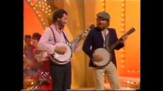 Video thumbnail of "Chas 'n' Dave - Roll Out The Barrel (on banjos)"