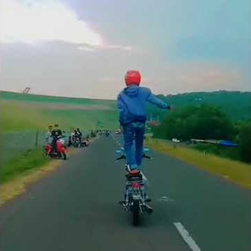 STROY WA CB KEREN. berdiri di atas jok