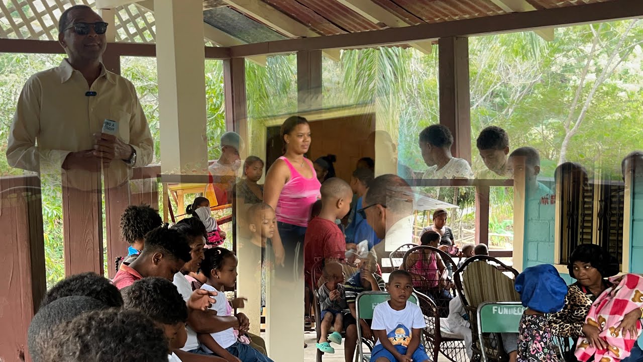 El pastor entregando regalos a niños de Gajo de Pedro🙏