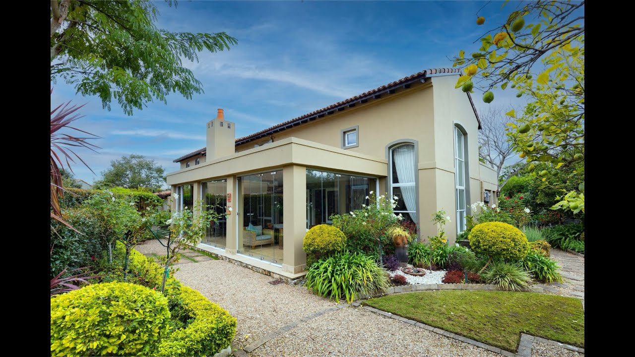 4 bedroom house for sale in Oaklands (Fancourt) Pam Golding