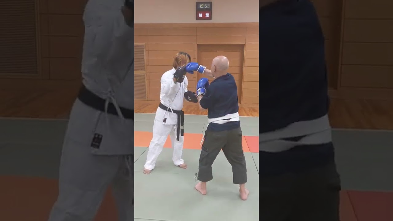空手パンチングミット練習 - YouTube 空手パンチングミット練習 - YouTube