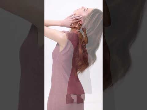 Video: CM8094 Metaliczna sukienka maxi z rozcięciem na nogę - pudrowa