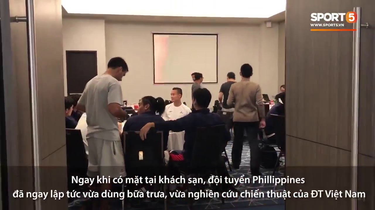 Cờ đỏ sao vàng xuất hiện trong bữa ăn trưa của ĐT Phillippines | AFF Cup 2018