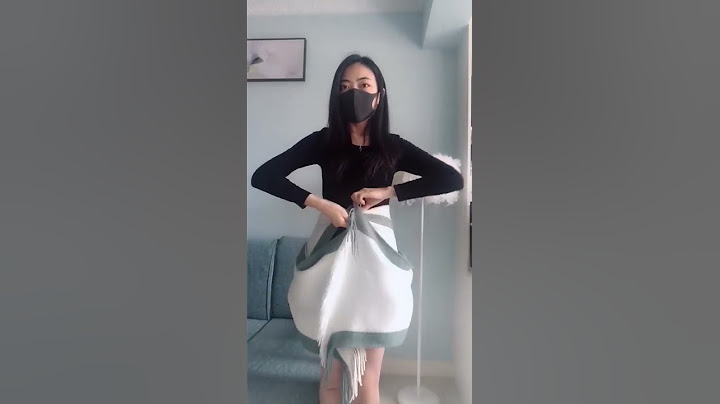 Cách biến tấu chiếc khăn thành áo choàng sang trọng