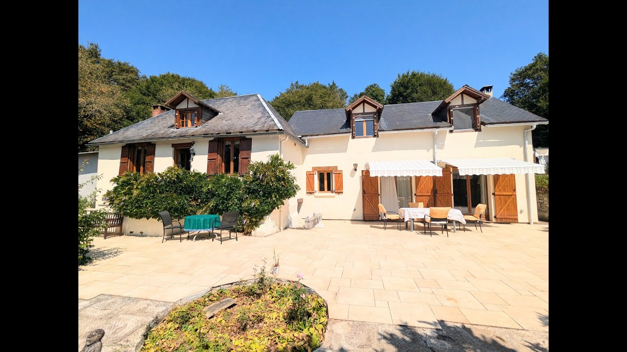 SOLD BY LEGGETT IMMOBILIER  Beautifully presented 2 bedroom home