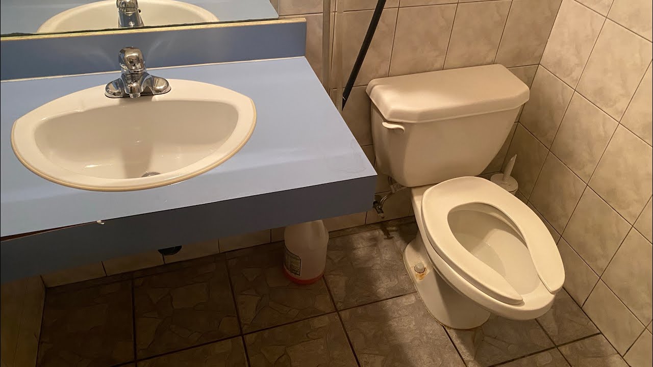 1999 American Standard Canadian Cadet Toilet in an Untouched Late 80s ...