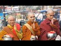 sáng 2 tây tháng 12 5 Sư Đi khấc thực và trợ duyên Phật Tử ấn Độ cúng dường
