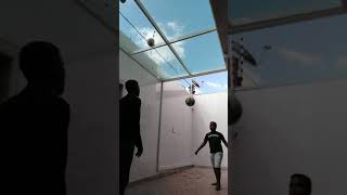 Menino Batendo O Salão Em Casa