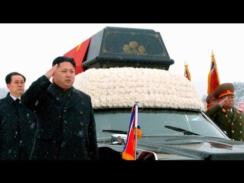 Pin de Tsuru em Kim Jong il Look