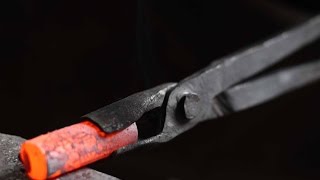 Forjar unas tenazas de herreros.  Forging a blacksmith's pliers