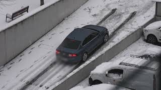 Coche intenta subir una cuesta helada ‼‼‼ Nevada excepcional enero 2021  Filomena