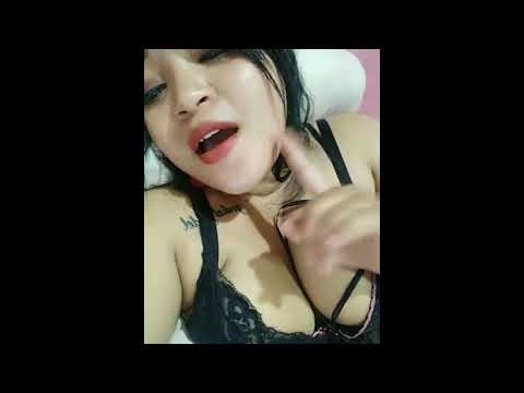 Rina Selviana Lagi Asik Asik Menyanyi