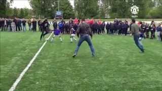 مهارة فان بيرسي واصدقائه في كرة القدم ضد فريق من الاطفال