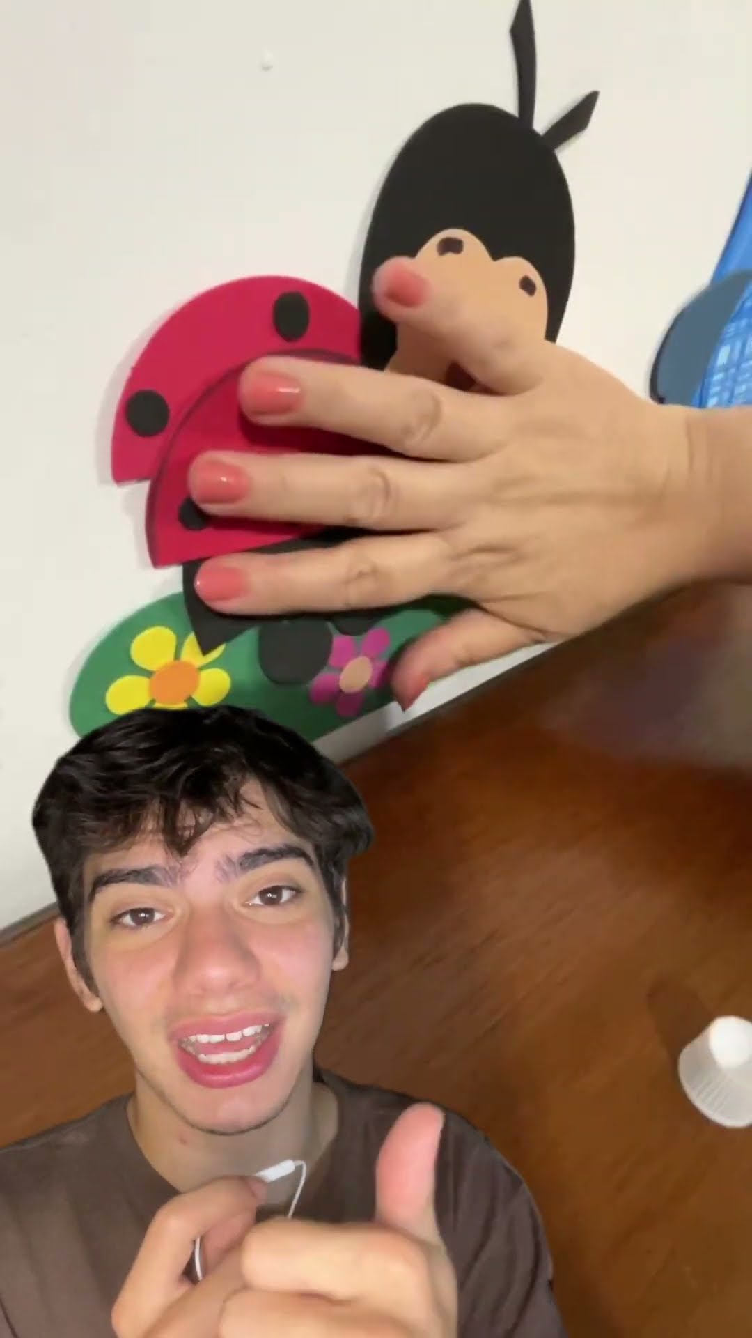 Fixe EVA na parede com pasta de dente!?Sem sujeira e sem estragar a tinta!Já conhecia esse truque?