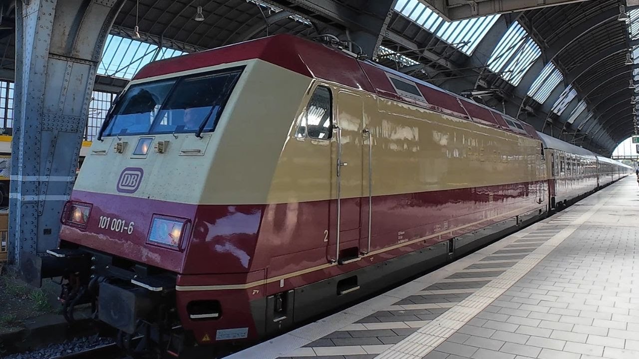 AKE Rheingold aus Domodossola in Karlsruhe mit 101 001 