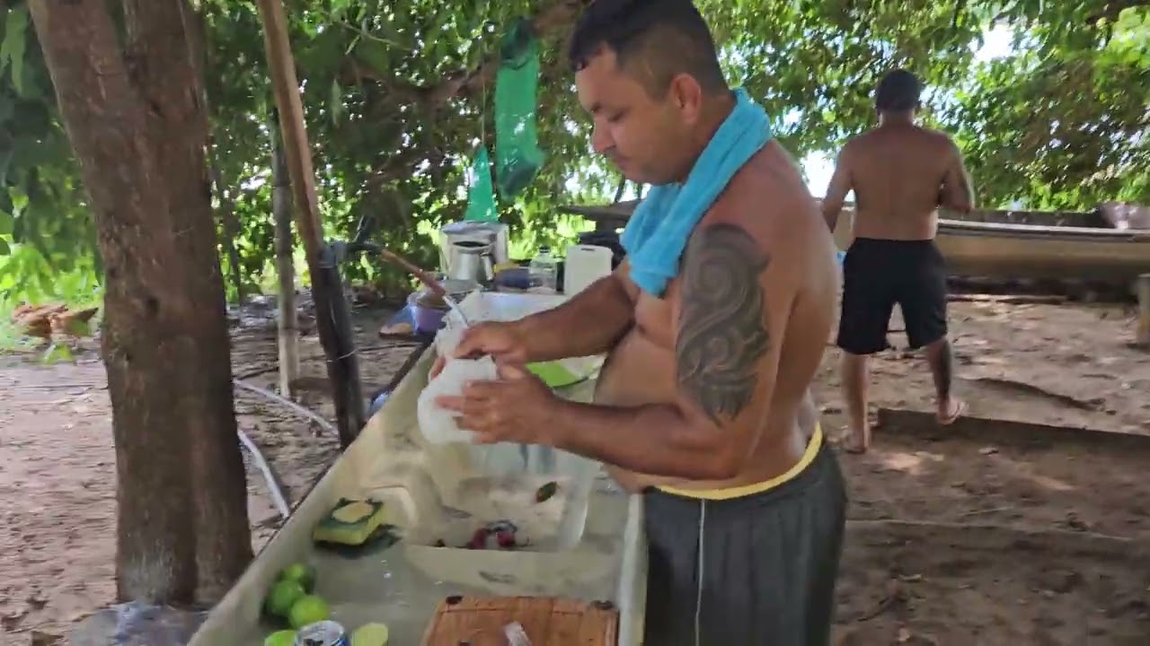 Tucunaré assado na grelha embaixo do João Bolão