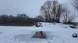 Extreme hardening Winter swimming Ice water swimming.Экстрим Закаливание Моржевание плавание в ледян