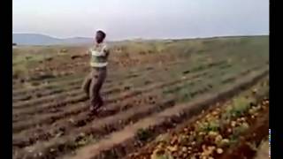 Agriculteur turque qui prend le marcher russe MDR