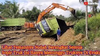 Kasihan Temannya Sudah Berangkat Semua ,Sopir Truk Ini Hanya Menunggu Truknya Di Dirikan