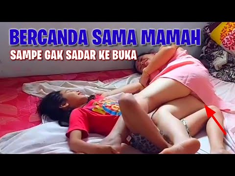 tante sela lagi bercanda sampe gak sadar anu nya keliatan jelas