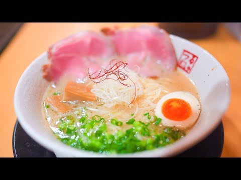 Keittiömestari Tomi Björck opastaa, kuinka joulukinkun jämistä valmistetaan herkullinen ramen-keitto. 