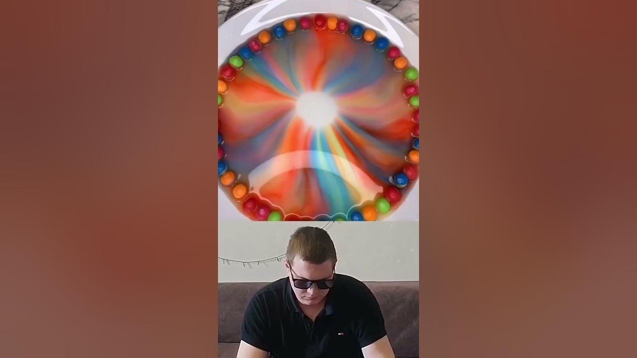 Радуга из скитлс 🌈 и воды 💧 на тарелке . Эксперимент - YouTube