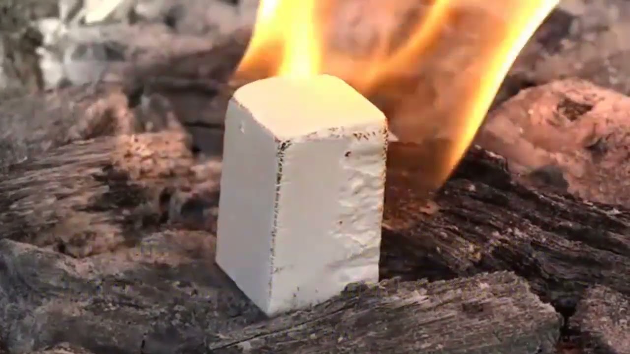 Diferentes productos para encender una chimenea: pastillas, gel de encendido  y pellets