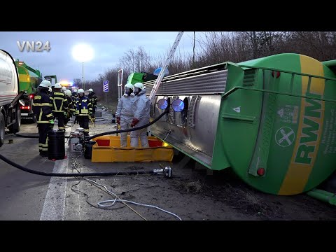 Видео: VN24 - Танкер с 32 000 литров топлива переворачивается на склон автомагистрали A44.