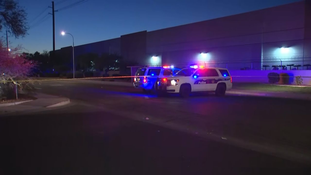 Two Phoenix police officers and several others hurt in shooting - YouTube