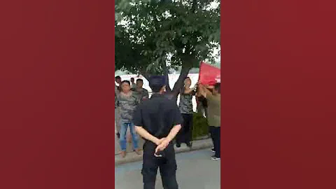 山东安丘县老兵维权大批警力现场维稳 - 天天要闻