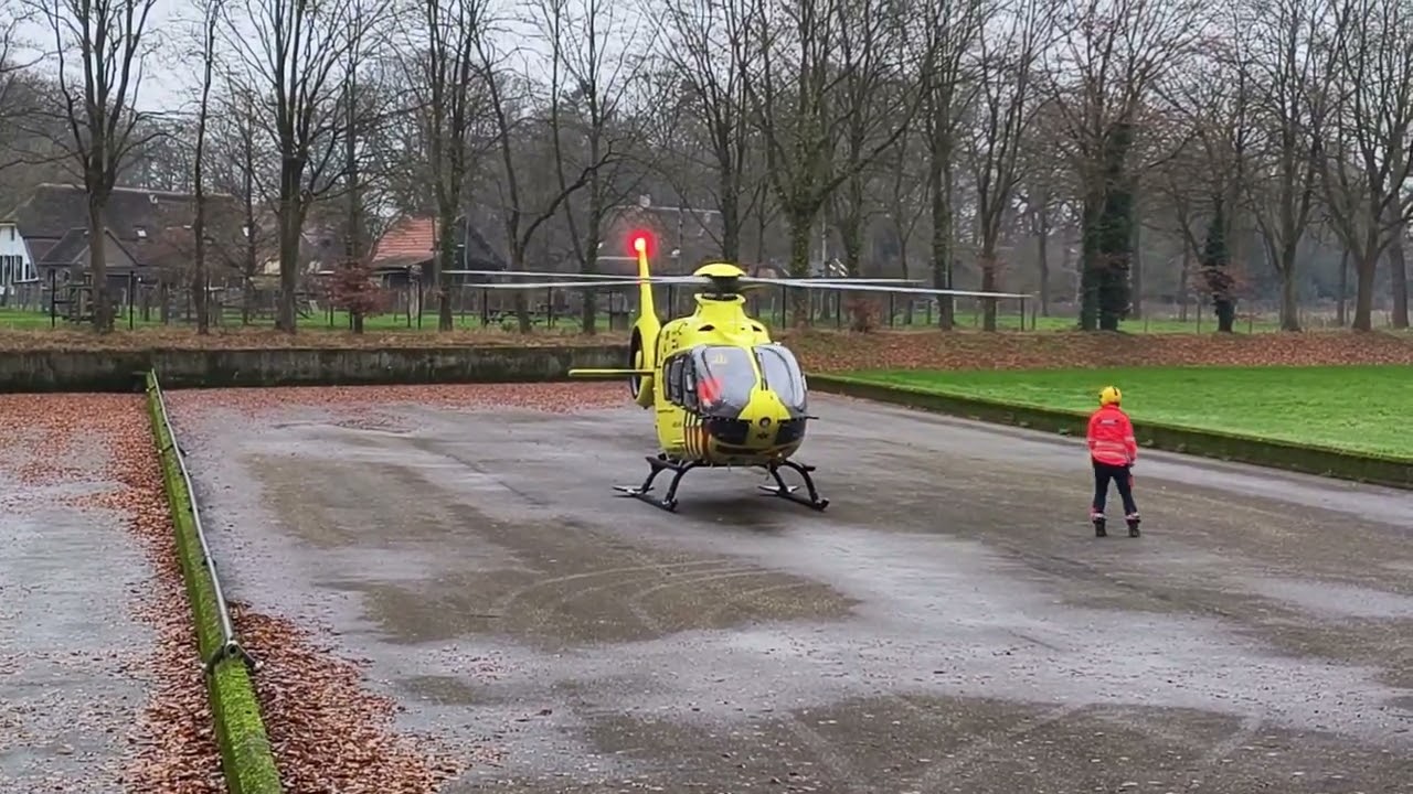Aankomst traumahelikopter lifeliner 1 in Putten 