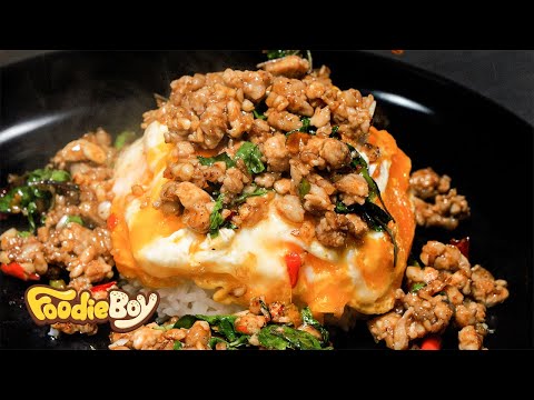 Cooking Thai Egg Omelette at the Local Market