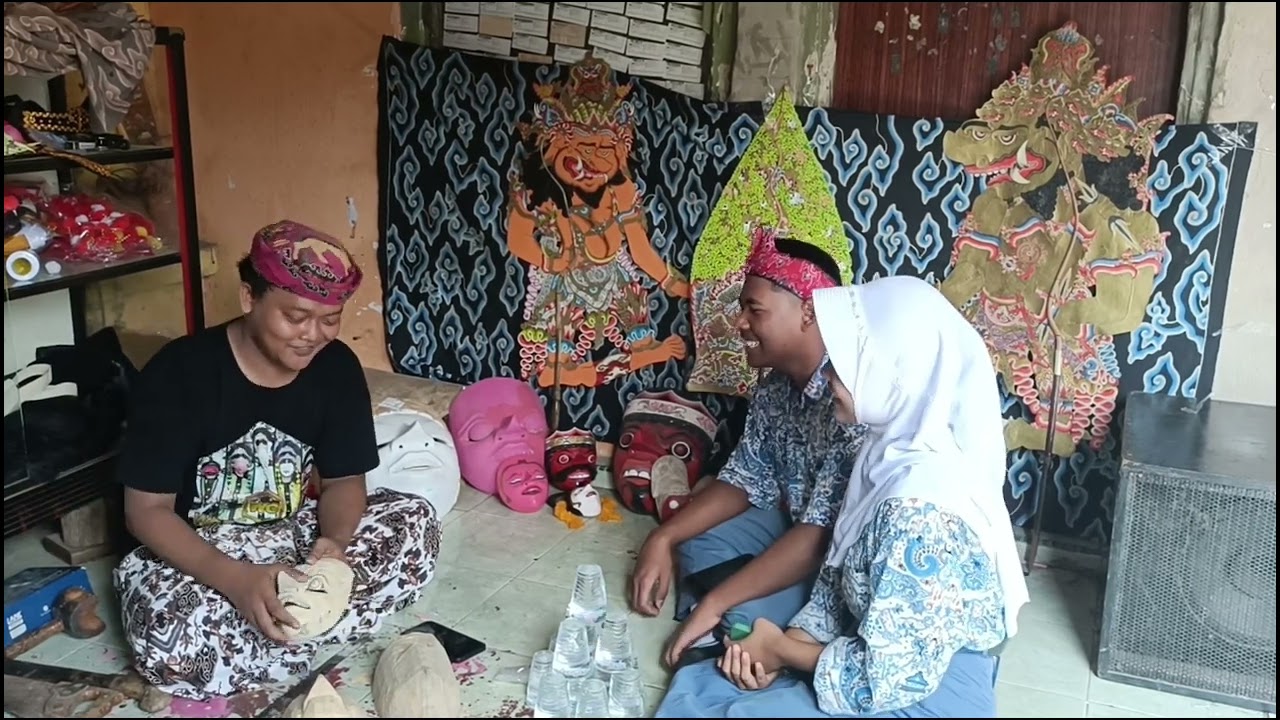 PENGRAJIN TOPENG DI DESA SLANGIT KEC.KLANGENAN KAB.CIREBON
