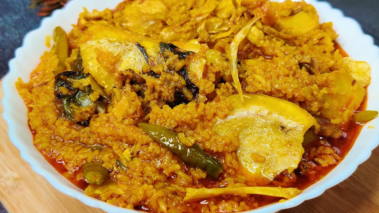 সবাই আঙুল চেটে খাবে এই কাতলা মাছের মাথা দিয়ে মুড়ি ঘণ্ট/ katla macher matha diye muri ghonto recipe