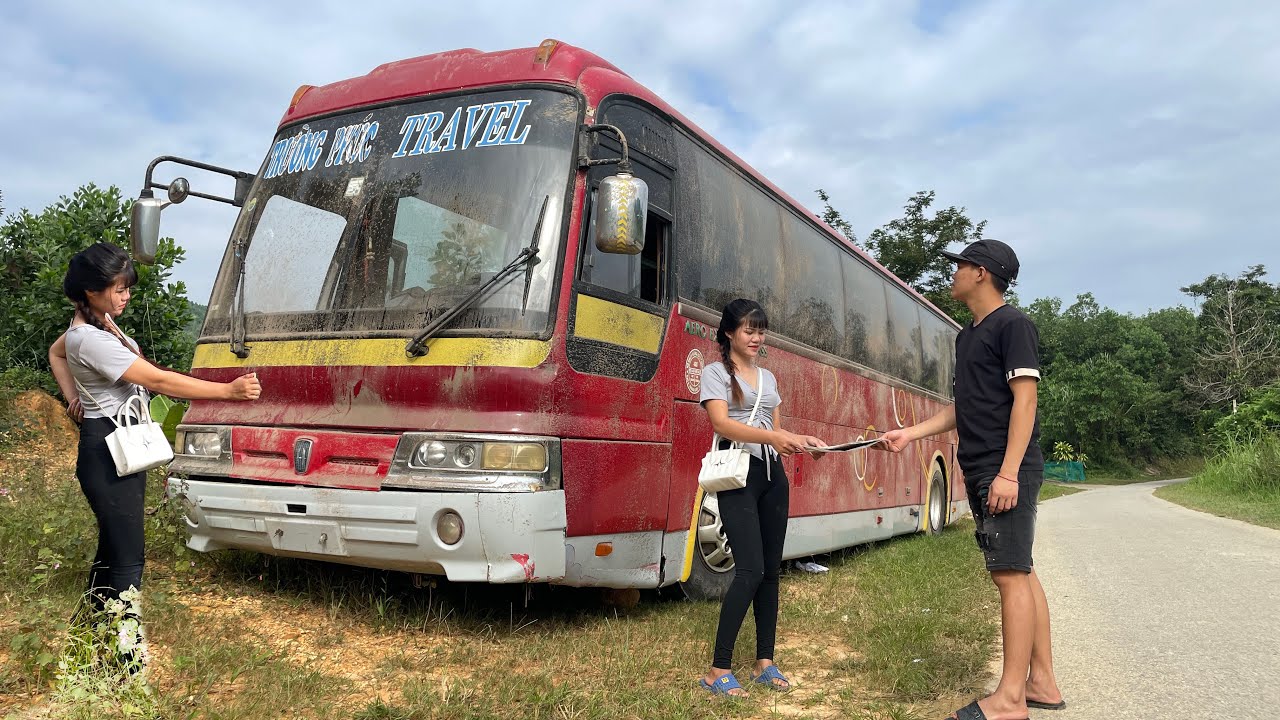 The genius girl bought a broken 45-seat Hyundai car from a local and restored it.